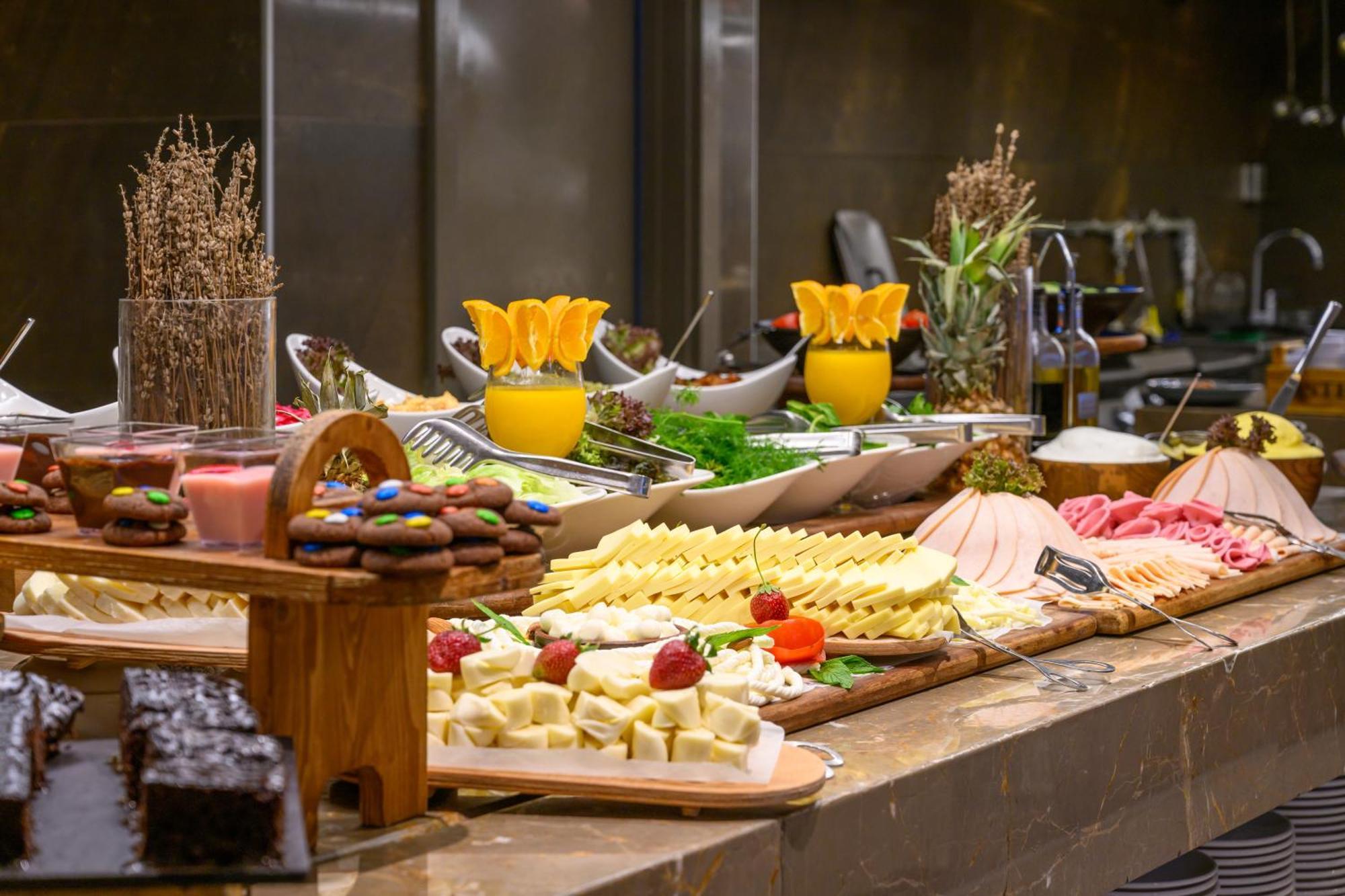 Ramada By Wyndham Grand Bazaar Отель