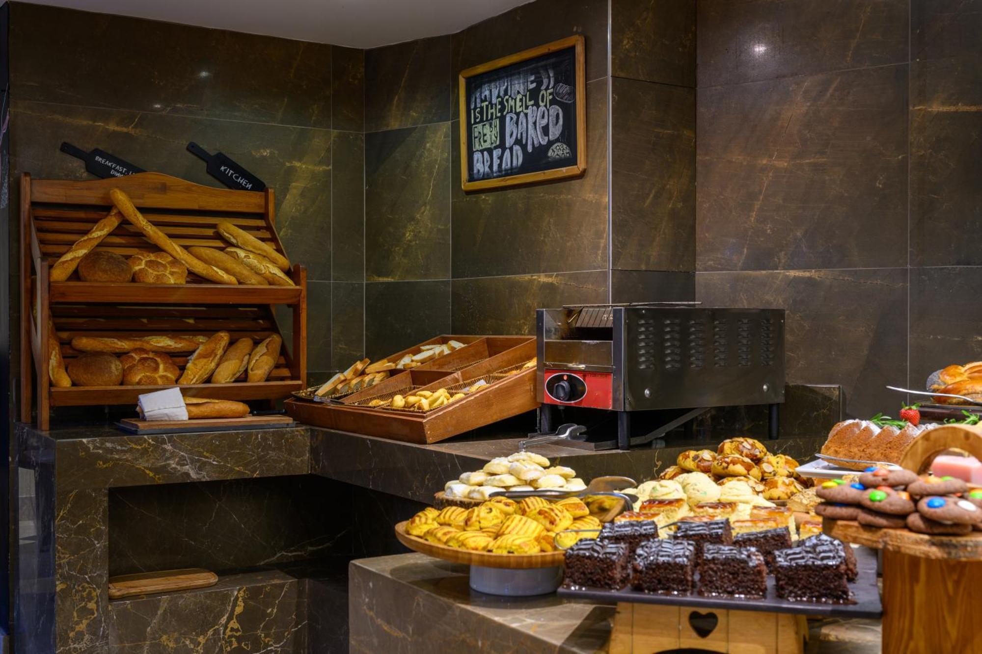 Отель Ramada By Wyndham Grand Bazaar